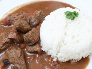 Aromatické hovězí s čokoládou, chilli a jasmínovou rýží