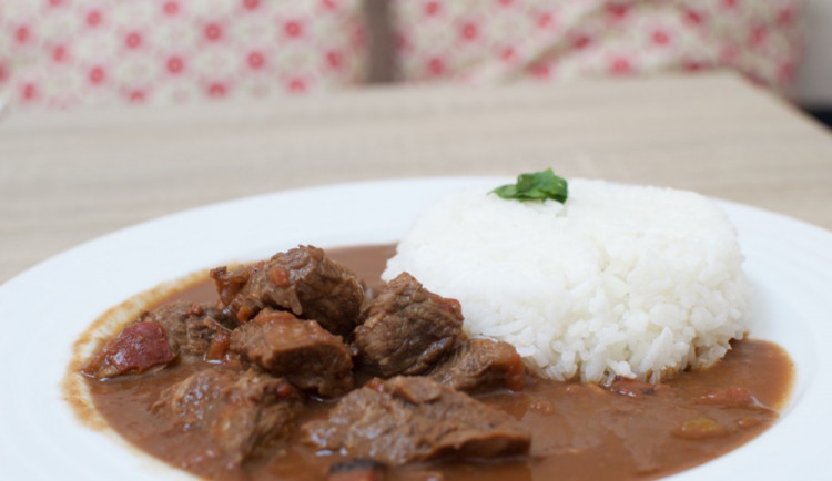 Aromatické hovězí s čokoládou, chilli a jasmínovou rýží