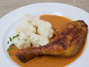 Kuřecí stehýnko na paprice s máslovými noky