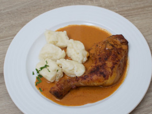 Kuřecí stehýnko na paprice s máslovými noky