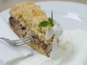 Jablečný koláč s rozinkami, ořechy a drobenkou