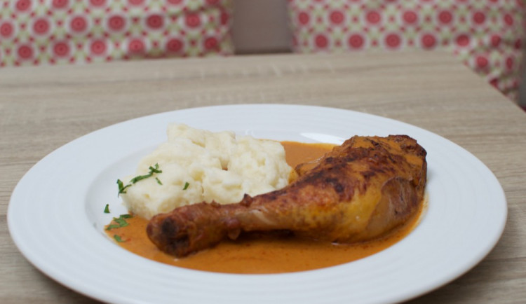 Kuřecí stehýnko na paprice s máslovými noky