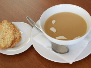 Krémová cibulačka se sýrovými krutony