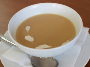 Krémová cibulačka se sýrovými krutony