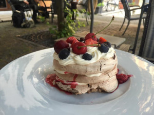 Dortík pavlova prokládaný šlehaným mascarpone a ovocem