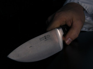 Muž bodl při hádce kuchyňským nožem svou přítelkyni