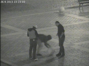 Trojice mužů se na náměstí bavila fotbálkem s ozdobnou betonovou koulí, nasnímala je kamera