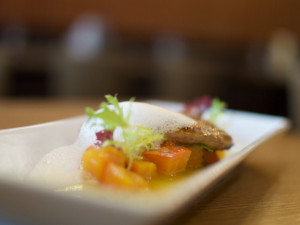 Pečená kachní foie gras s marinovanou dýní, zázvorová pěna