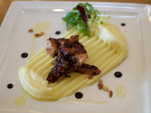 Grilovaná chobotnice, citronové pyré, smažené pinie, rukola