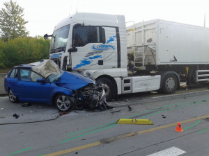 Aktuálně: Na R35 u Olomouce se tvoří kolony, osobní auto skončilo pod koly kamionu