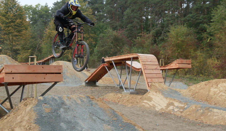 Olomouc má nový bikepark, vyřádí se jak začátečníci, tak zkušení mazáci