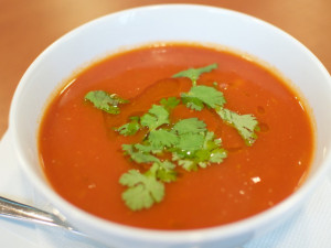 Rajčatová polévka s cizrnou