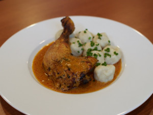 Kuřecí stehno na paprice a domácí noky