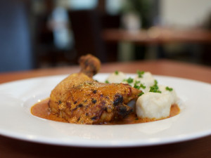 Kuřecí stehno na paprice a domácí noky