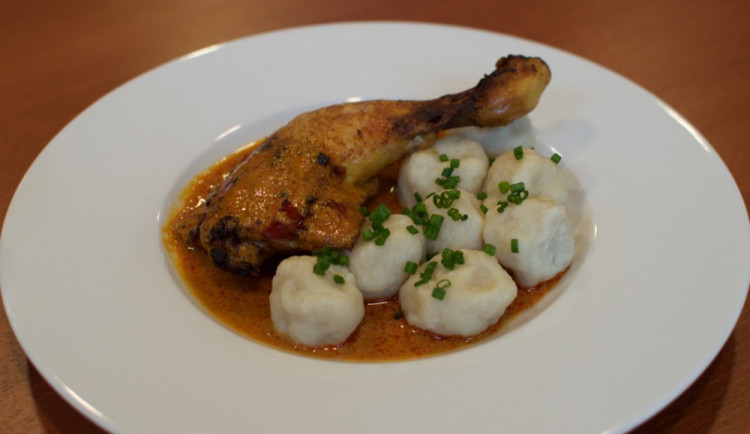 Kuřecí stehno na paprice a domácí noky