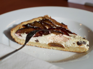 Koláč z lineckého těsta s tvarohem a švestkami