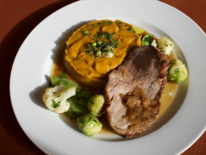 Pečená krkovice s dýňovým pyré a sezónní zeleninou