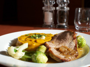 Pečená krkovice s dýňovým pyré a sezónní zeleninou