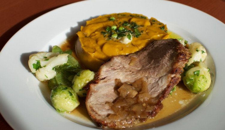 Pečená krkovice s dýňovým pyré a sezónní zeleninou