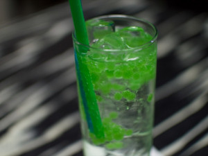 Gin a tonic s okurkovým kaviárem