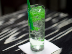 Gin a tonic s okurkovým kaviárem