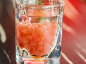 Absolut vodka s jahodovým kaviárem