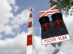 Muž v Olomouci vjel se svým autem na železniční přejezd, smetl ho vlak