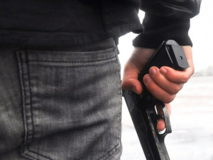 Zloděj včera v Křelově vyloupil poštu, na pracovnici vytáhl pistoli