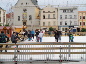 Fotogalerie: První bruslařský den se nese ve znamení vůně punče a dětské radosti