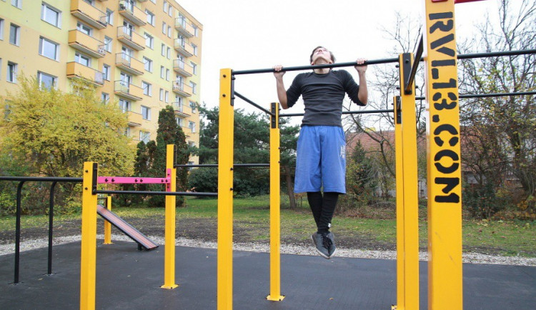 Je libo zacvičit si venku? Na Povlu funguje nová venkovní posilovna