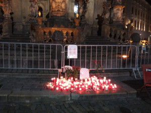 Pray from Olomouc. Pro Paříž dnes na Horním náměstí hořely desítky svíček
