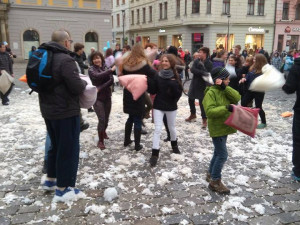 Video: Na Horním náměstí dnes sněžilo, odehrála se tam urputná polštářová bitva