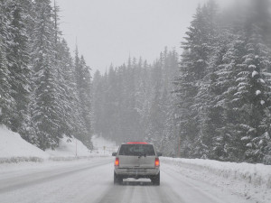 Řidiči, dávejte pozor! Dopravu na Jesenicku a Šumpersku komplikuje mlha a rozbředlý sníh