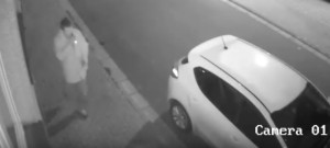 Lupiči stačily tři vteřiny na to, aby vykradl zaparkované auto. Poznáte ho na záběru z kamery?