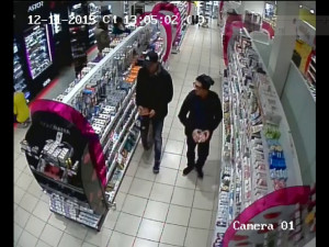 Dva muži ukradli z drogerie v centru Olomouce zboží přes 17 tisíc korun, zachytila je kamera