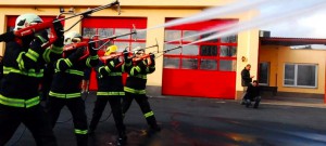 V Týně nad Bečvou hořelo, hasiči museli přijet se speciálním zařízením Cobra