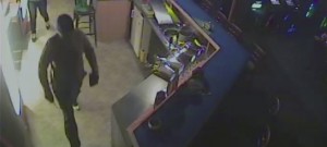 VIDEO: Muž šel za servírkou za bar s nožem v ruce, ukradl číšnický flek. Nepoznáte ho?
