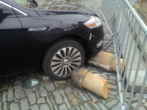 Dnes ráno byl na Dolním náměstí poškozen Morový sloup, najelo do něj auto