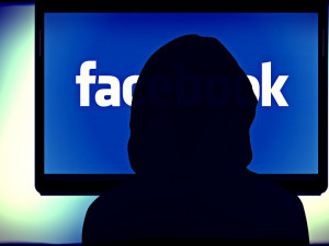 Facebookem se znovu šíří žádosti přátel o peníze. Můžete přijít o všechny úspory