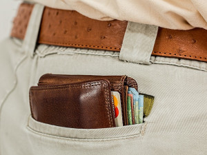Zloděj ukradl muži v Kauflandu peněženku. Než to dotyčný zjistil, zloděj mu vybílil účet