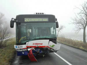 U Poděbrad se stala nehoda s těžkým zraněním, autobus se srazil se dvěma auty