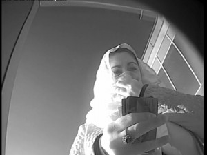 VIDEO: Kabelková zlodějka znovu útočí, poznáte ji na záběrech z kamer?