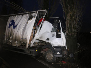 Řidič v Holici nezvládl svůj kamion a narazil do stromu. Síla nárazu ho vymrštila ven z kabiny