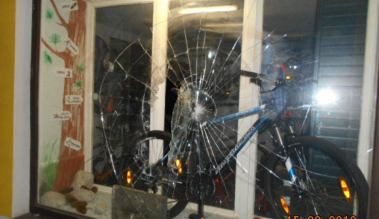 Vybitá výloha obchodu