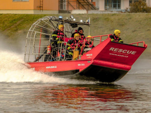 FOTO: Olomoučtí hasiči jako první v republice dnes na Moravě testovali záchranné plavidlo ASAR