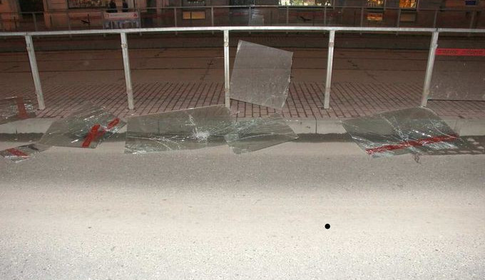 Zdemolovaná zastávka na Palackého ulici