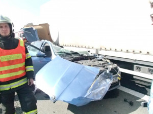 U Nemilan došlo ke smrtelné dopravní nehodě, řidič s osobním autem narazil do stojícího náklaďáku
