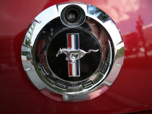 Zloděj se vloupal do zaparkovaného Fordu Mustang, způsobil škodu přes padesát tisíc korun