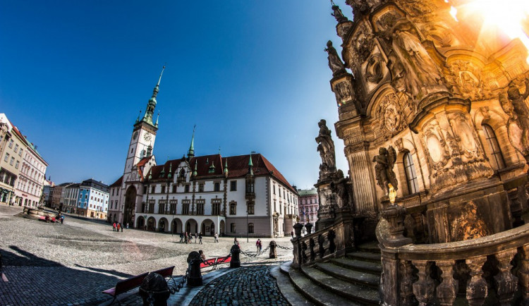 V sobotu se olomoucké Horní náměstí zaplní řadami aut, bude to kvůli plánu udržení městské mobility