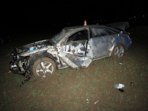 Opilý muž nezvládl u Sudkova své auto, s těžkými zraněními byl převezen do nemocnice